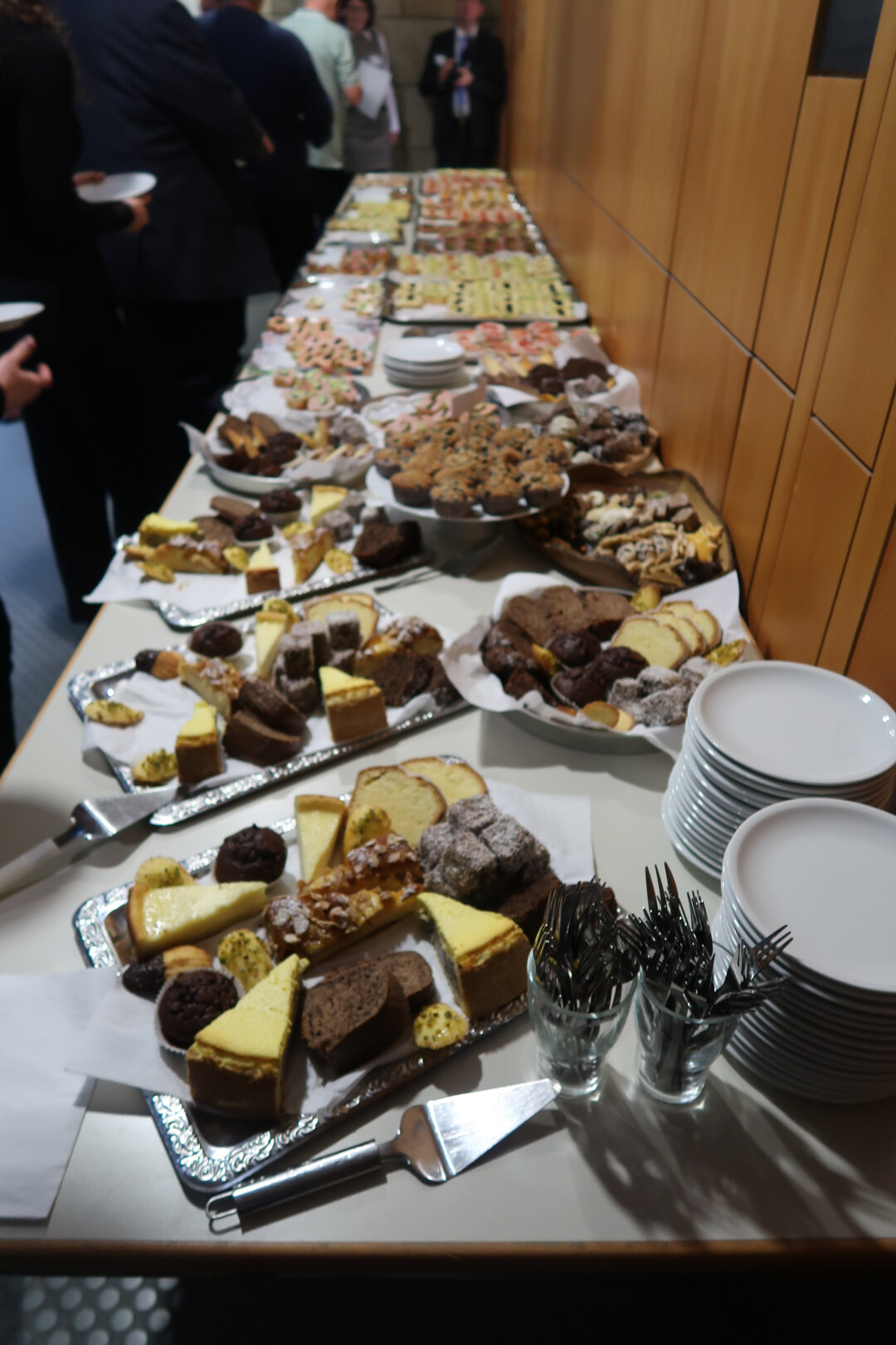 Das Buffet zum Stehempfang ist reichlich gedeckt mit allerlei verschiedenen Kuchen und Häppchen