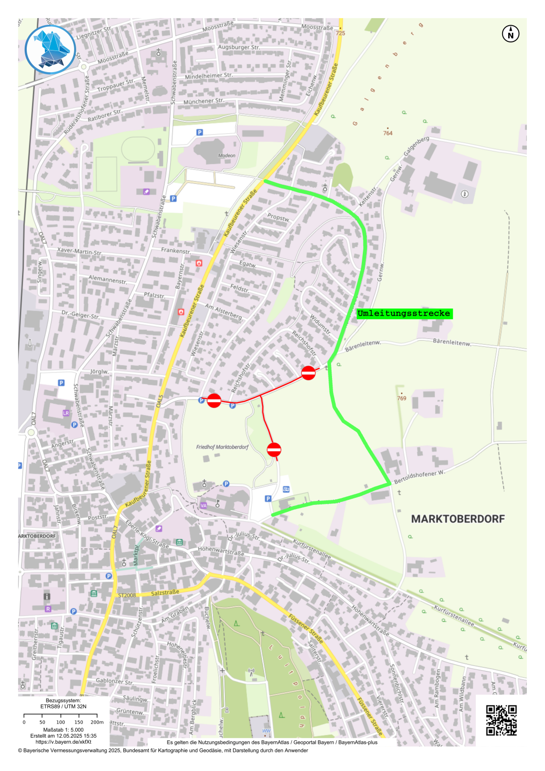Die Umleitungsstrecke ans ADBV Marktoberdorf wird in einer Ortskarte in grüner Farbe beschrieben. Die gesperrte Strecke ist in rot und mit Durchfahrtsverbot´s Schildern gekennzeichnet.