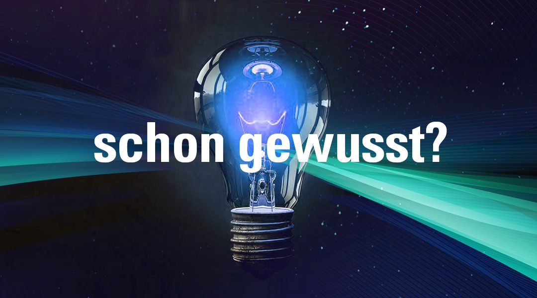 Glühbirne leuchtet bläulich vor schwarzem Hintergrund; Schriftzug schon gewusst?